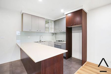 Centrally Located, Expansive and Sun-Filled One Bedroom Apartment with Leafy Views in Prime Location - Photo 4