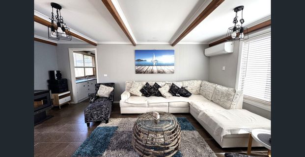 Fully Furnished 4 Bedroom - Ultimate Coastal Living - Photo 1