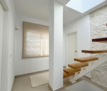 LARGE DETACHED VILLA WITH PRIVATE POOL AND GARDEN - Photo 3