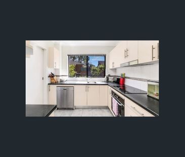 Location - 2 Bedroom Villa in a prime location - Photo 2