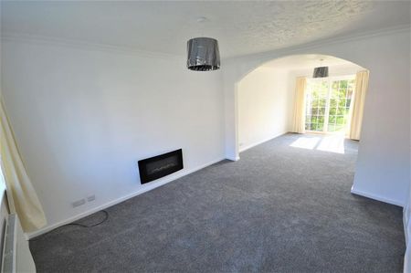 4 Bedroom Link Detached To Let - Photo 2