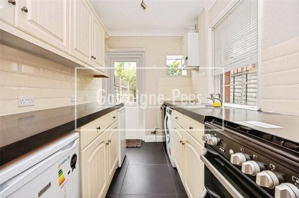 Mead Cottages, Godalming - Photo 1