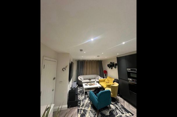 2 Bed Detached House, Hendon Way, NW2 - Photo 1