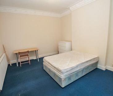 BILLS INCLUDED – Bainbrigge Road, Headingley, Leeds, LS6 - Photo 4