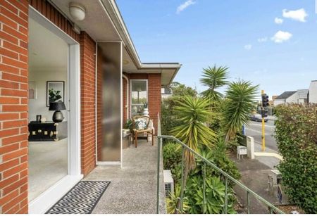 Modern 2-Bedroom Unit in Remuera – Perfect Location! - Photo 2
