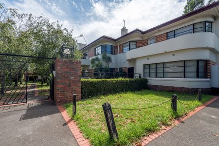 Art Deco Two Bedroom First Floor Home - Photo 3