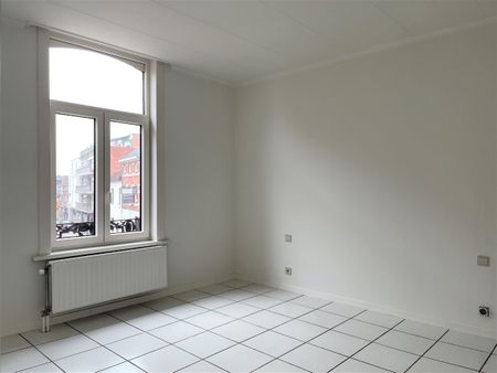 Ruim tweeslaapkamer-appartement met terras in het centrum - Photo 2