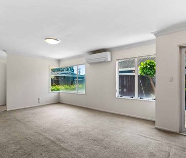 Spacious and Freshly Updated 3 bedroom 2 living Home in Otumoetai - Photo 1