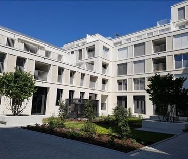 In the heart of the action - by the lake - at the station - without... - Photo 4