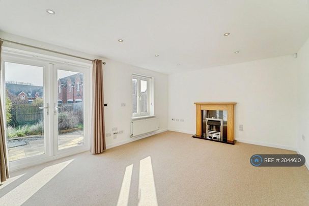 4 bedroom end of terrace house to rent - Photo 1