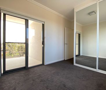 3 BED, 3 BATH, 2 LIVING AREAS + STUDY - Photo 2