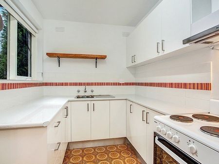 Spacious Ground-Floor Living in Prime Coburg Location - Photo 4