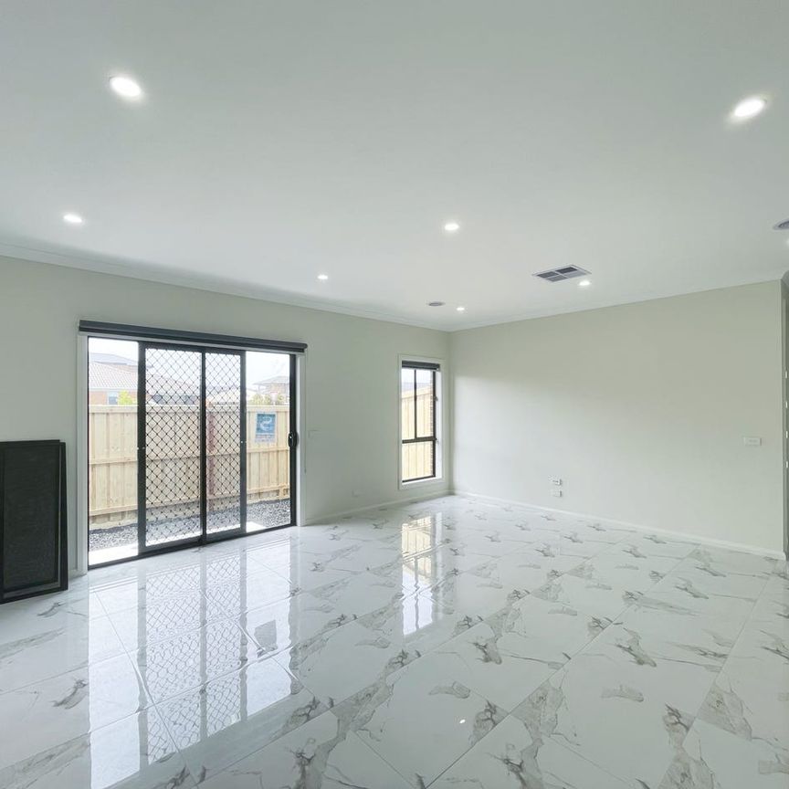 Spacious Four-Bedroom Family Home with Two Kitchens in Catalina Estate - Photo 1