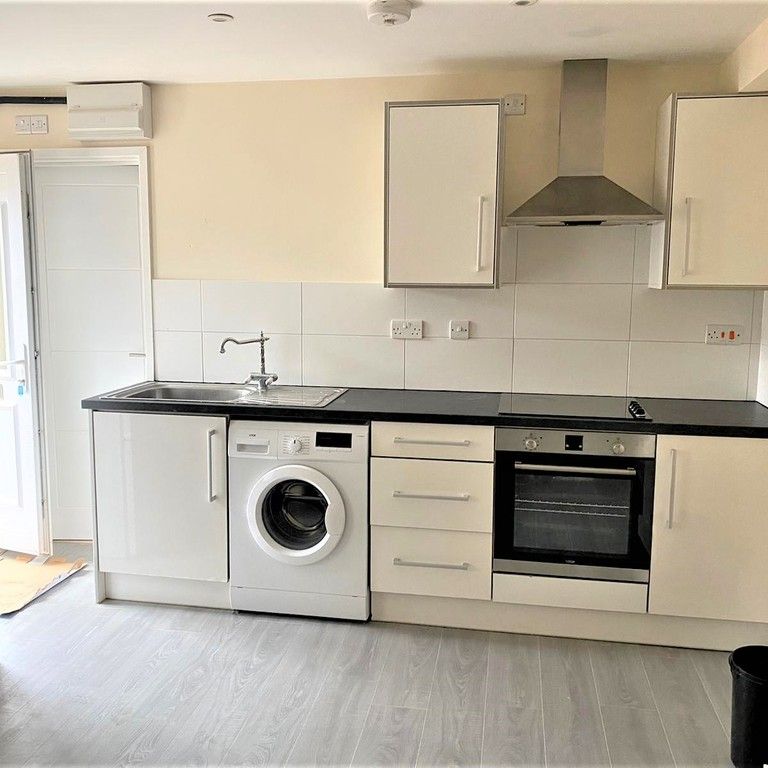 Studio Flat To Let - High Wycombe - Photo 1