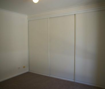 Spacious Three Bedroom Townhouse - Photo 4