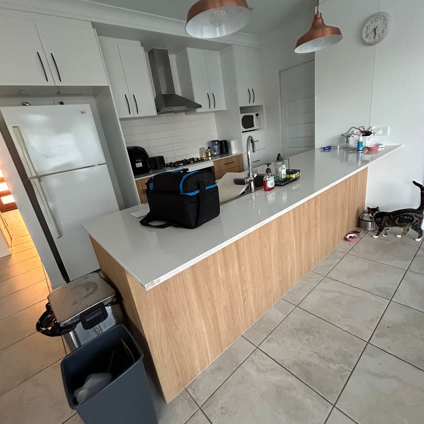 Helensvale - Photo 1