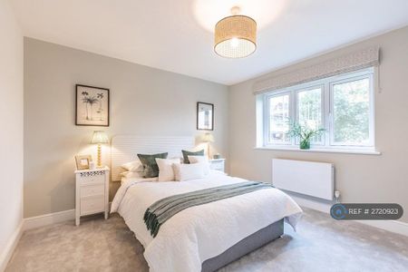 4 bedroom detached house to rent - Photo 2