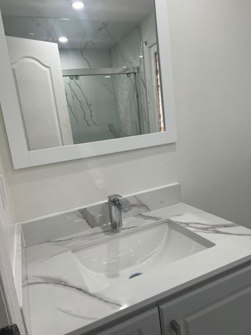 For Lease - 108 Courtleigh Square, Brampton, Ontario - Photo 4