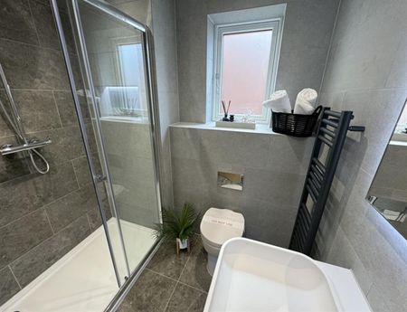 4 Bedroom Detached Available Arranging tenancy - Photo 3