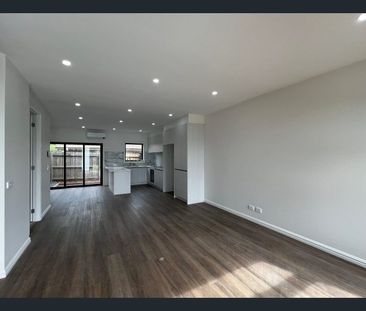 Modern & Stylish Townhouse Living in the Heart of Cranbourne!! - Photo 5