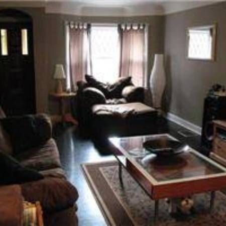 Cozy 3 bedroom bungalow, in the Ottawa Street shopping district - Photo 3