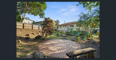 AIR-CONDITIONING... FULLY FENCED... DISHWASHER... RENOVATED... PLENTY OF STORAGE... - Photo 2