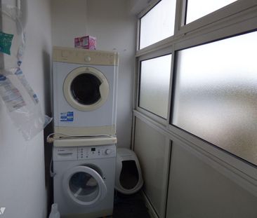 Appartement au troisième étage, comprenant : Entrée, couloir avec p... - Photo 3