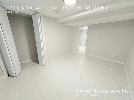 STYLISH NEWLY RENOVATED 2BEDROOM/1BATH LOWER UNIT+HYDRO - Photo 5