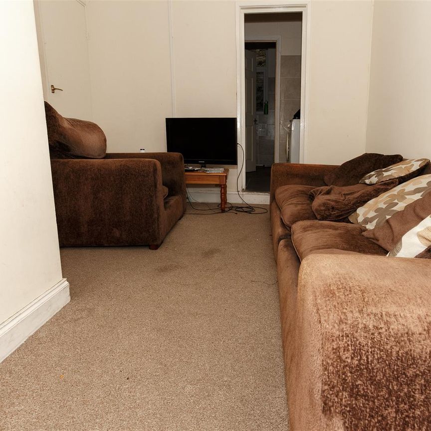 Room For Rent Laura Street, Pontypridd - Photo 1