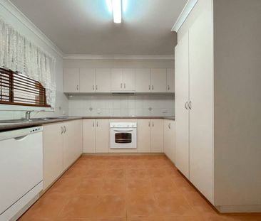 Charming two bedroom brick unit - Photo 3