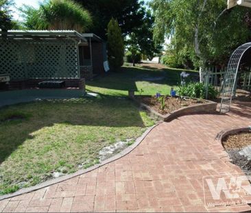 SPACIOUS 5 BEDROOM HOME WITH OCEAN VIEWS - Photo 5