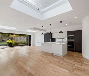 A five bedroom Semi- Detached house in Wandsworth. - Photo 3