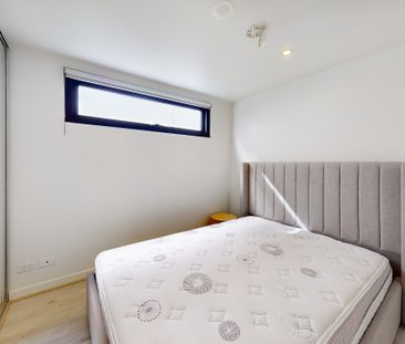Stylish and Convenient 2-Bedroom Apartment for Rent in Essendon - Photo 2