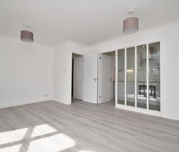 Flat to rent - Celestial Gardens, London, SE13 - Photo 3