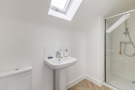 4 bedroom semi-detached house to rent - Photo 3