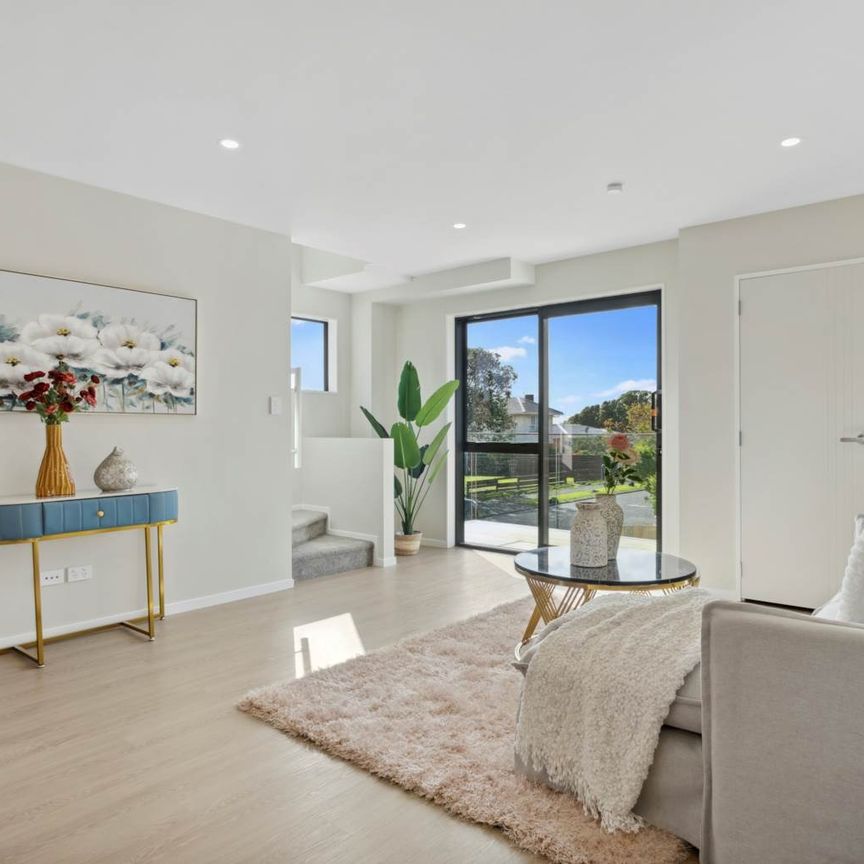 Mangere, 4 bedrooms - Photo 1