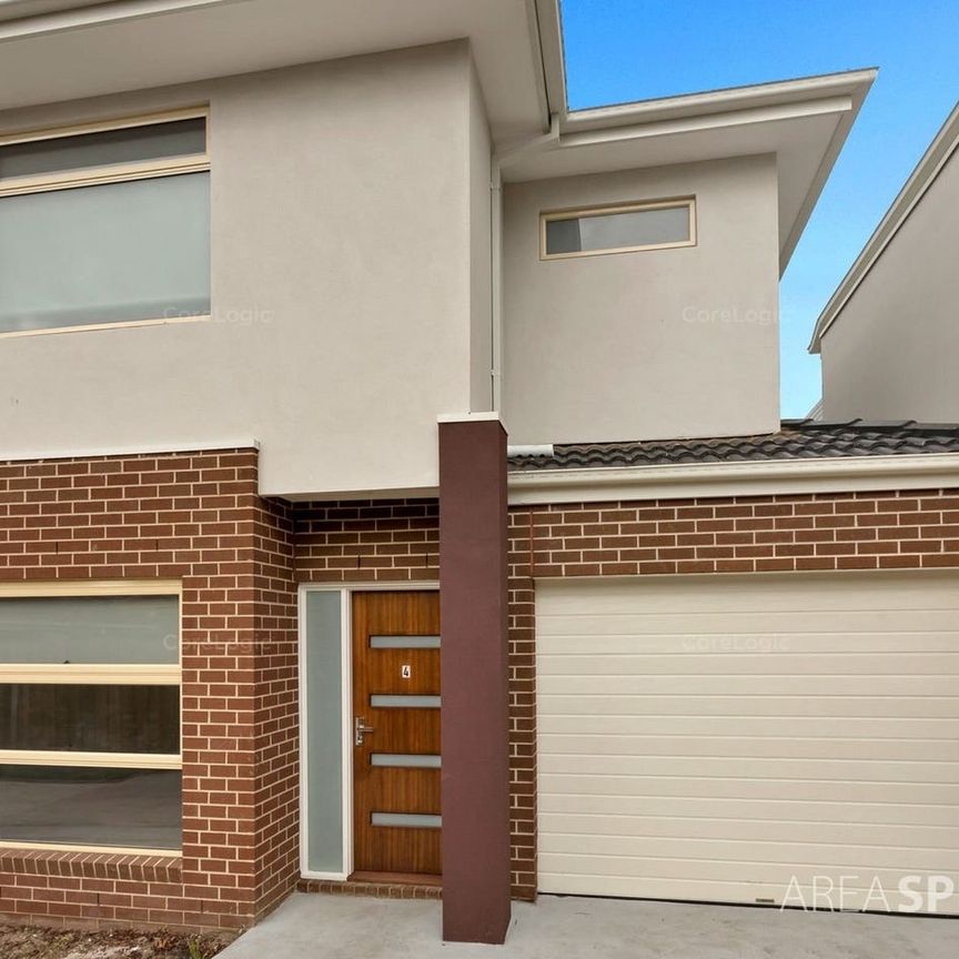 Modern & Spacious Townhouse in Central Cranbourne! - Photo 1
