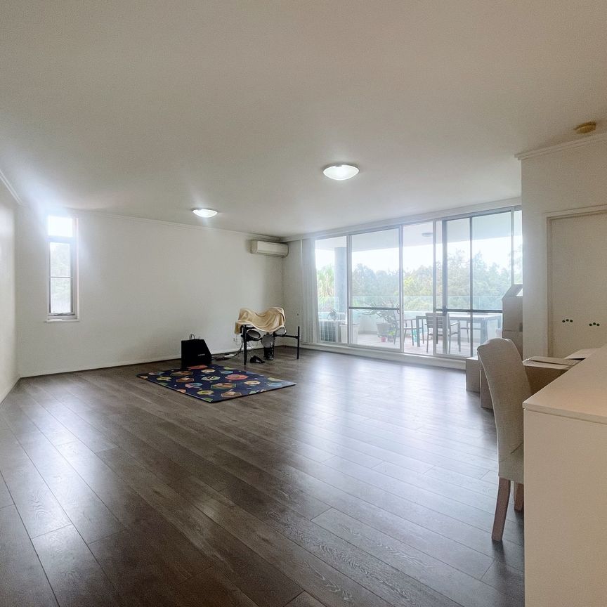 Spacious three bedrooms apartment with timber floor throughout and big balcony! - Photo 1