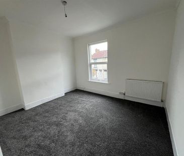 2 bedroom end of terrace house to rent - Photo 2