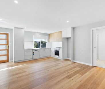 Stylish 2 Bedroom Flat with Off Street Parking - Photo 4