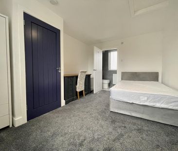 4 bedroom semi-detached house to rent - Photo 3