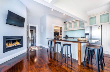 Beautifully Presented Character Family Home - Photo 2