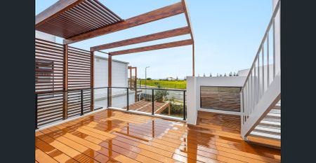 Modern Coastal Living with Rooftop Terrace - Photo 4