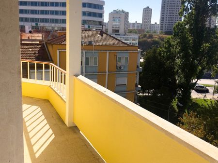 APARTAMENTO T2 NA VITOR HUGO, AREEIRO - NASCENTE / SUL / VARANDA - Photo 4