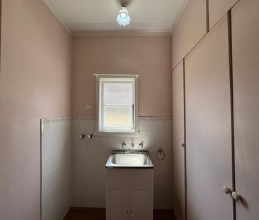 5 Bedroom Family Home in a Prime Location! - Photo 4