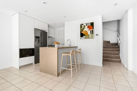 Modern Two Storey Apartment - Central Location - Photo 3