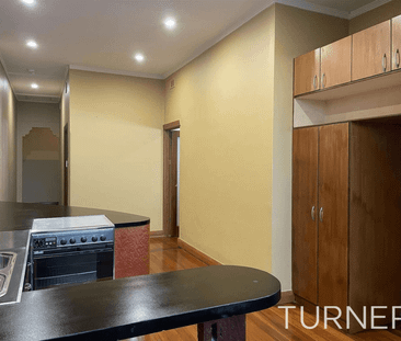 CHARMING SPACIOUS 2 BEDROOM HOME - Photo 3