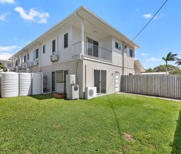 Spacious Townhouse with Large Courtyard - Photo 4