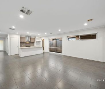 Stylish & Contemporary Family Home in Prime Williams Landing Location - Photo 3