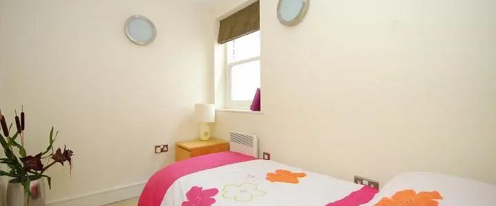 2 bedroom house in Chiswick - Photo 1